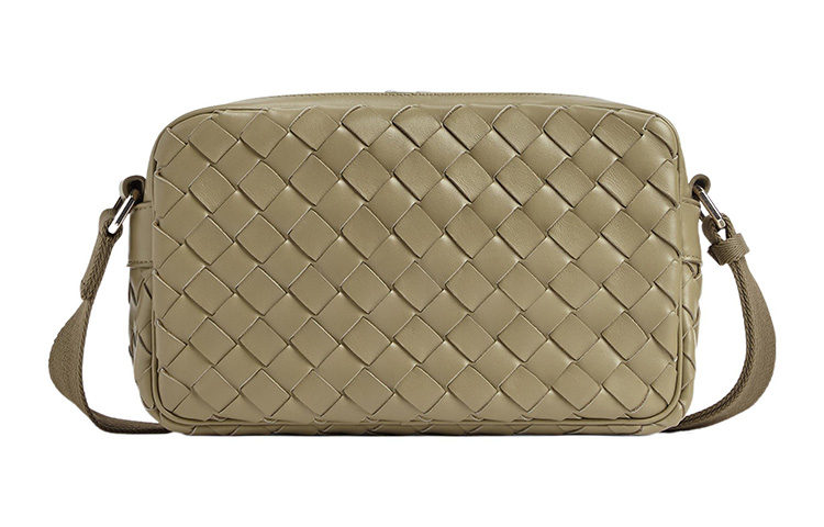 Bottega Veneta Классическая камера Интреччато
Bottega Veneta Классическая камера Интреччато