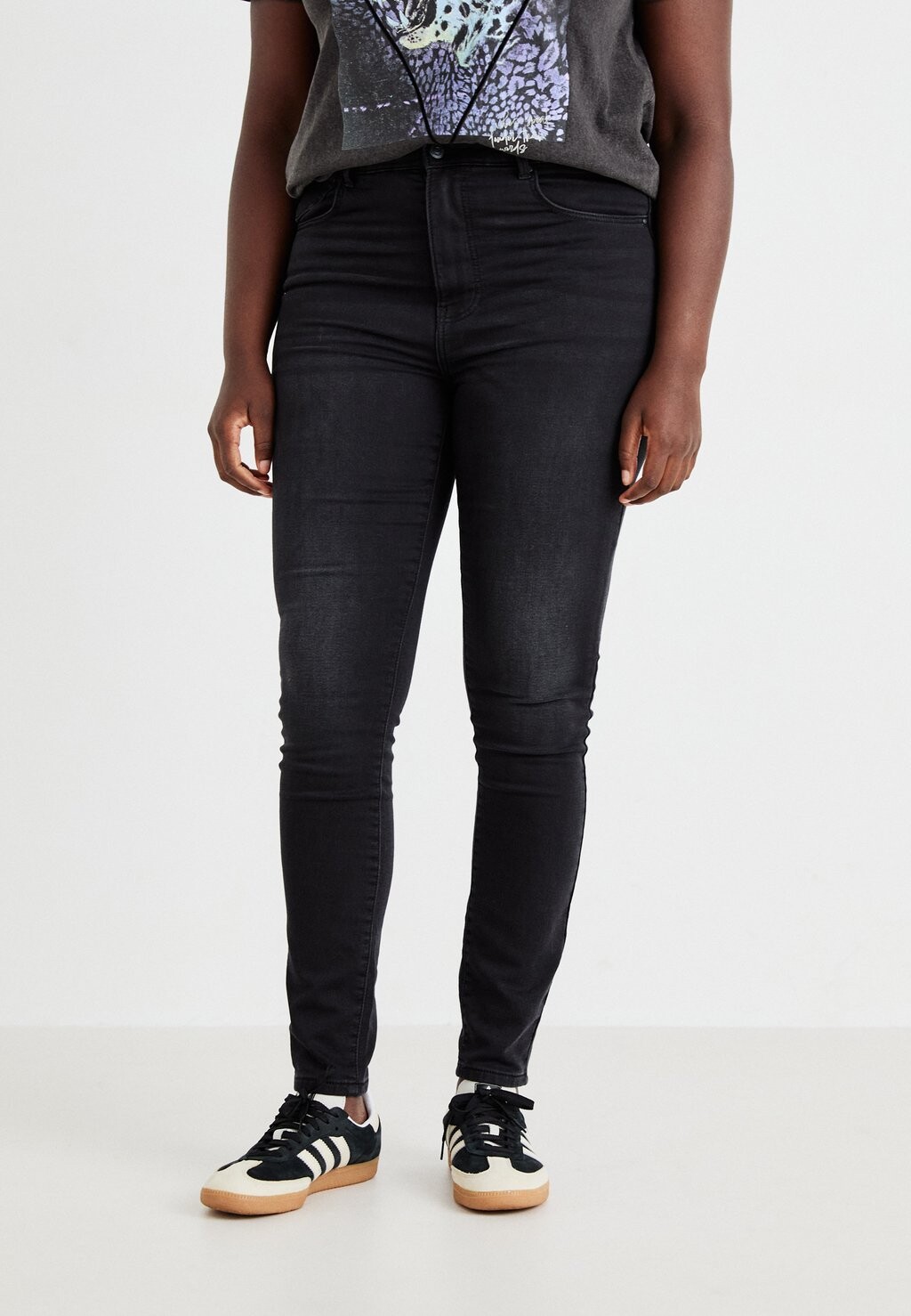 Джинсы облегающие CARFOREVER HIGH ONLY Carmakoma, черный деним
Джинсы облегающие CARFOREVER HIGH ONLY Carmakoma, черный деним