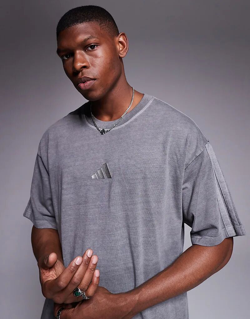 Футболка Adidas Sportswear черного цвета с потертостями
Футболка Adidas Sportswear черного цвета с потертостями