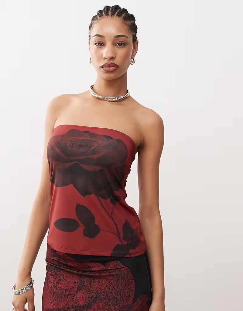 Топ-бандо с квадратным вырезом и принтом красных цветов Collusion
Топ-бандо с квадратным вырезом и принтом красных цветов Collusion