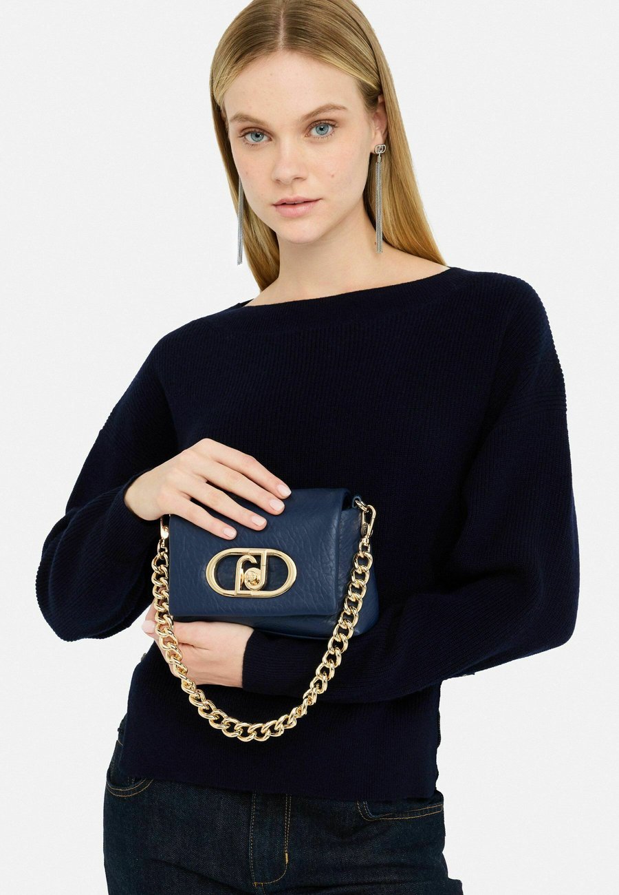 Сумка кросс-боди LIU JO LAPUFFY , Dark Blue
Сумка кросс-боди LIU JO LAPUFFY , Dark Blue