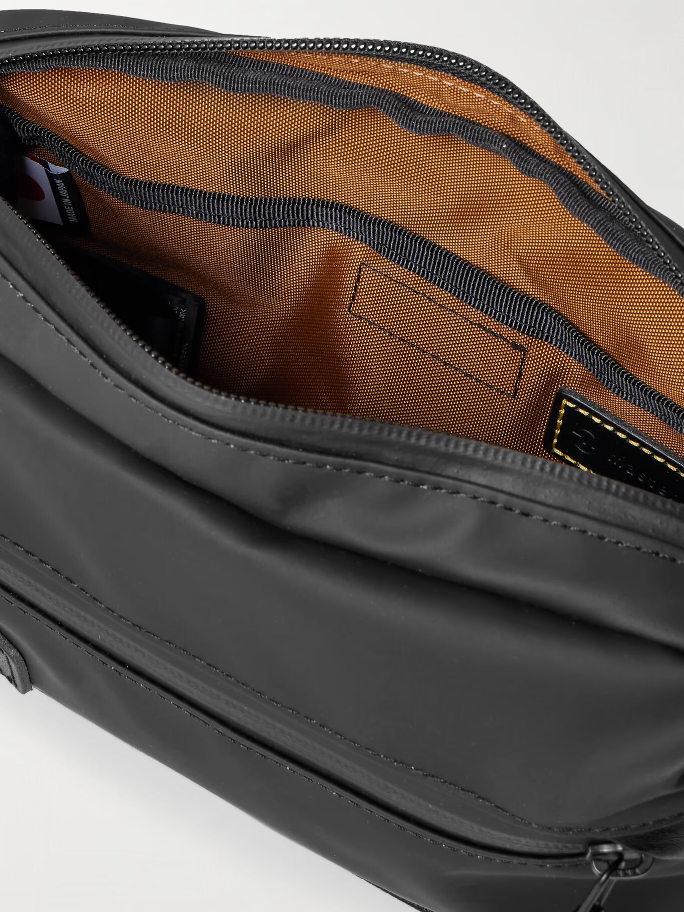 Гладкая сумка-мессенджер из кожи с аппликацией логотипа и баллистического нейлона CORDURA MASTER-PIECE, черный
Гладкая сумка-мессенджер из кожи с аппликацией логотипа и баллистического нейлона CORDURA MASTER-PIECE, черный