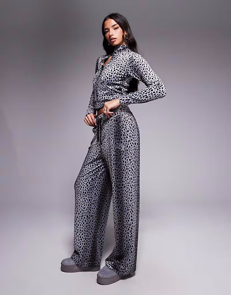 Эксклюзивные спортивные брюки в тон, цвет «гепардовый черный» Juicy Couture
Эксклюзивные спортивные брюки в тон, цвет «гепардовый черный» Juicy Couture