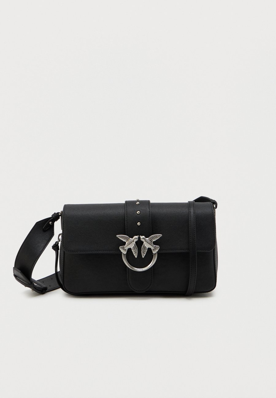 Сумка Pinko LOVE ONE SLOUCHY CLASSIC, Nero Limousine/Matte Silver-Coloured/Black
Сумка Pinko LOVE ONE SLOUCHY CLASSIC, Nero Limousine/Matte Silver-Coloured/Black
