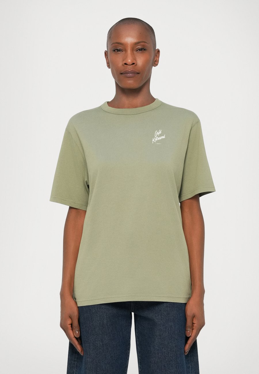 Футболка Café Kitsuné TEE, Dark Khaki/Khaki, Хаки, Футболка Café Kitsuné TEE, Dark Khaki/Khaki
Футболка Café Kitsuné TEE, Dark Khaki/Khaki, Хаки, Футболка Café Kitsuné TEE, Dark Khaki/Khaki