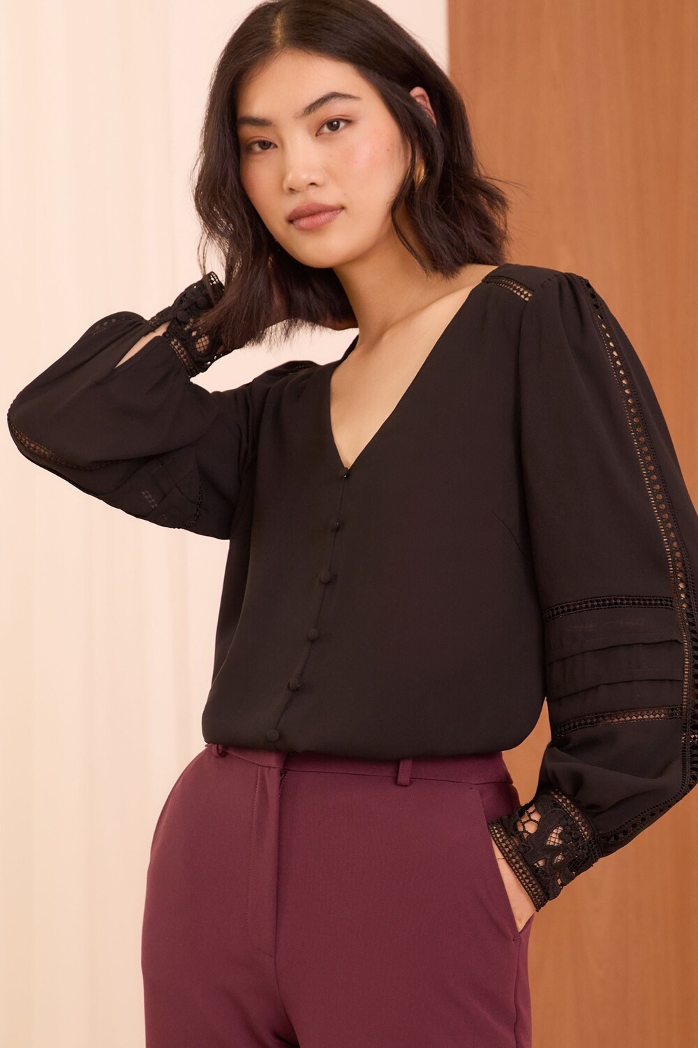 Блузка с кружевными манжетами и v образным вырезом Love & Roses, черный 
Блузка с кружевными манжетами и v образным вырезом Love & Roses, черный