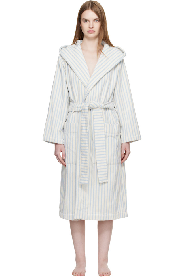 Tekla Халат с капюшоном из махровой ткани кремового и голубого цвета
Tekla Халат с капюшоном из махровой ткани кремового и голубого цвета