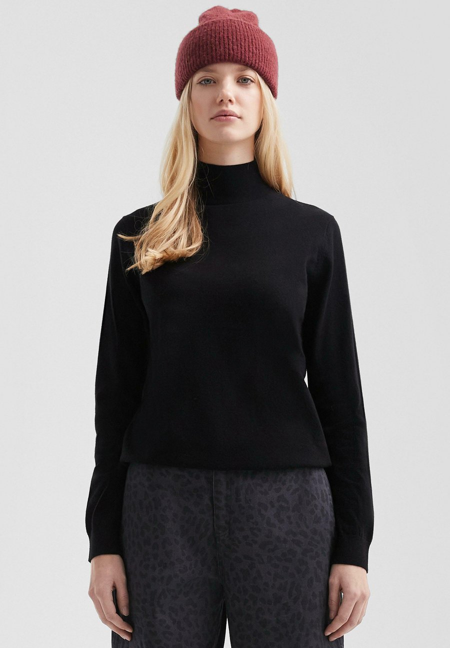 Джемпер QS MIT STEHKRAGEN, Schwarz/Black
Джемпер QS MIT STEHKRAGEN, Schwarz/Black