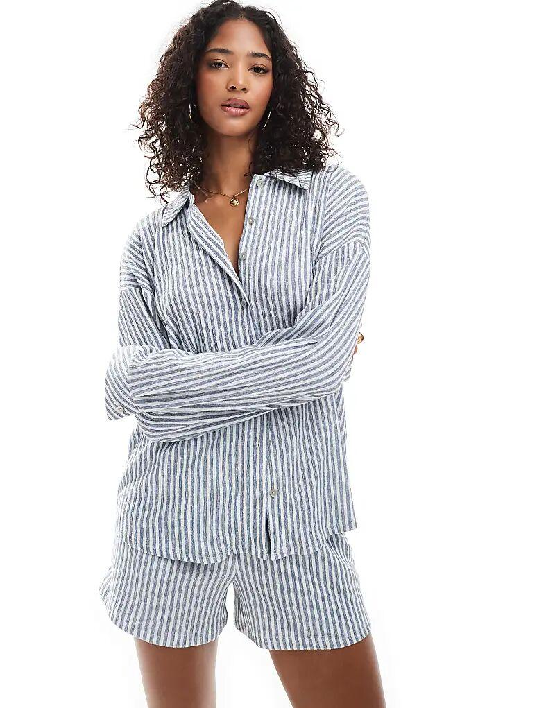 фактурная свободная рубашка в синюю полоску
фактурная свободная рубашка в синюю полоску