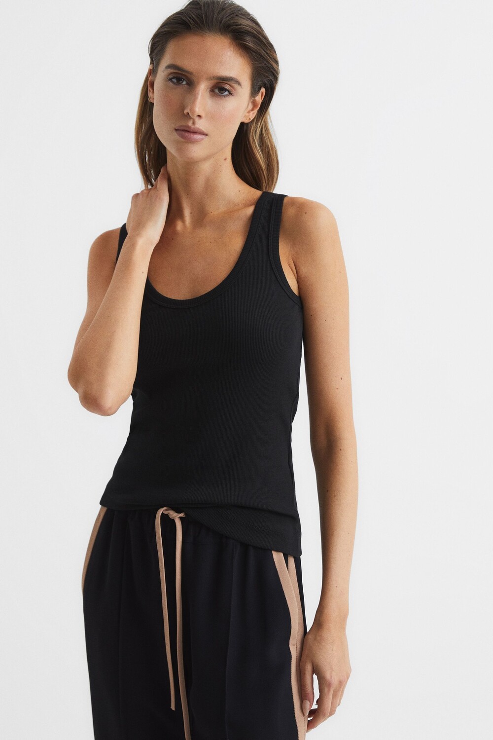 Фиолетовая блузка на бретельках из джерси в рубчик с круглым вырезом Reiss, черный
Фиолетовая блузка на бретельках из джерси в рубчик с круглым вырезом Reiss, черный