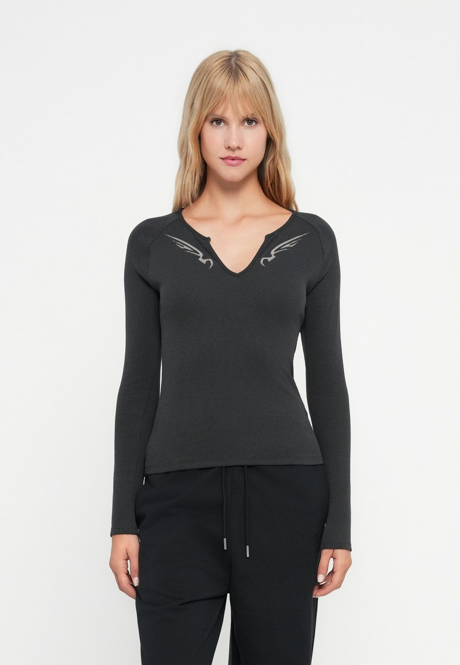 Топ Jordan Long sleeved top, Off Noir/Anthracite
Топ Jordan Long sleeved top, Off Noir/Anthracite
