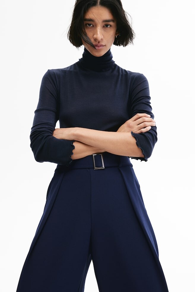 Широкие брюки с поясом H&M, синий
Широкие брюки с поясом H&M, синий