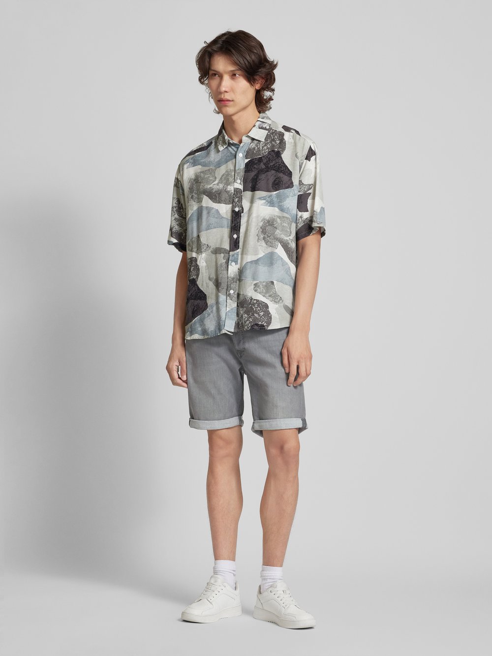Джинсовые шорты прямого кроя с 5 карманами, модель «RICK» Jack & Jones, светло-серый
Джинсовые шорты прямого кроя с 5 карманами, модель «RICK» Jack & Jones, светло-серый