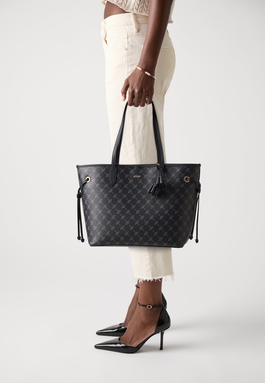 Сумка-шоппер JOOP! CORTINA LARA SET, Navy/Dark Blue
Сумка-шоппер JOOP! CORTINA LARA SET, Navy/Dark Blue