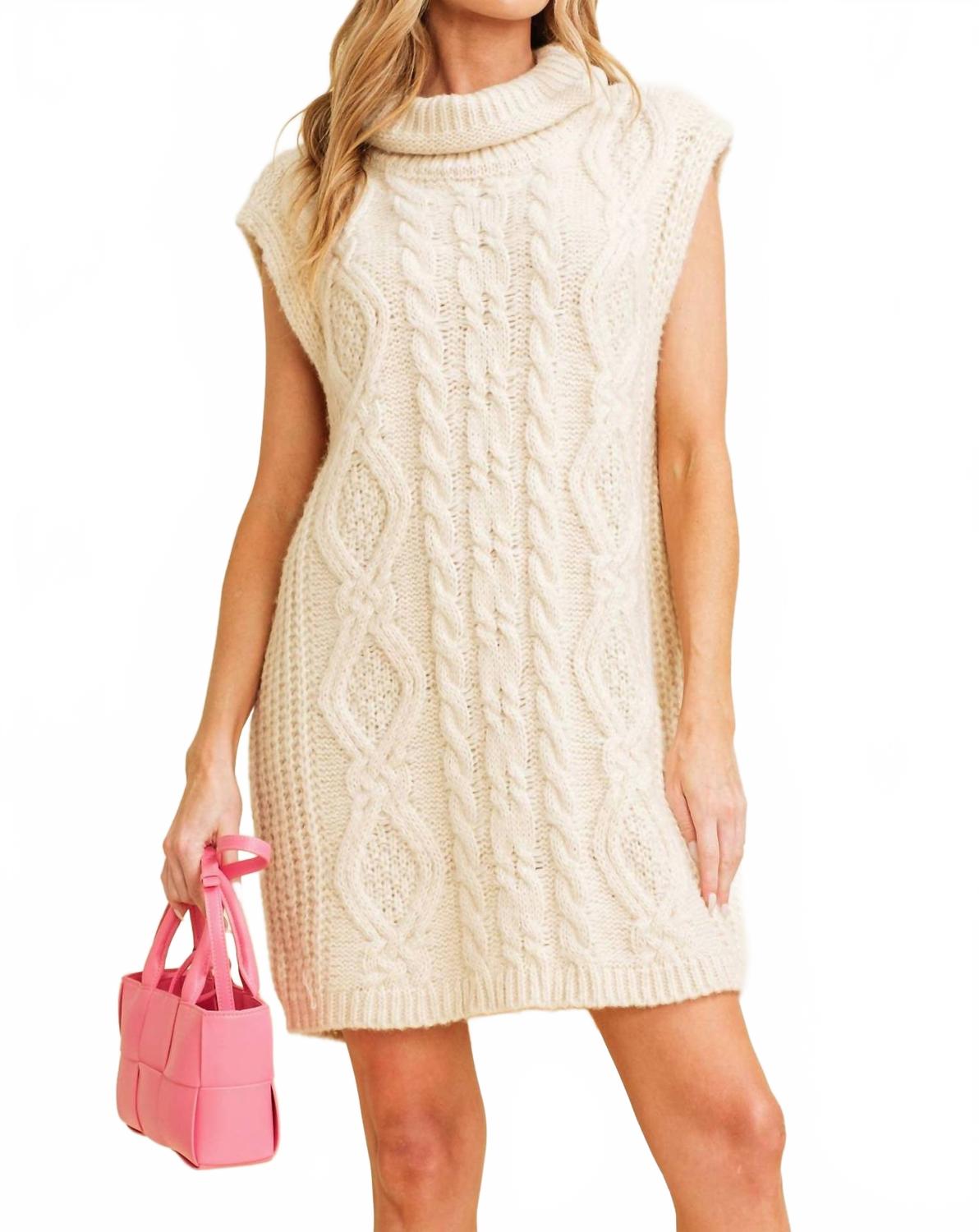 Cloud Ten Платье-свитер без рукавов Quinn кремового цвета
Cloud Ten Платье-свитер без рукавов Quinn кремового цвета