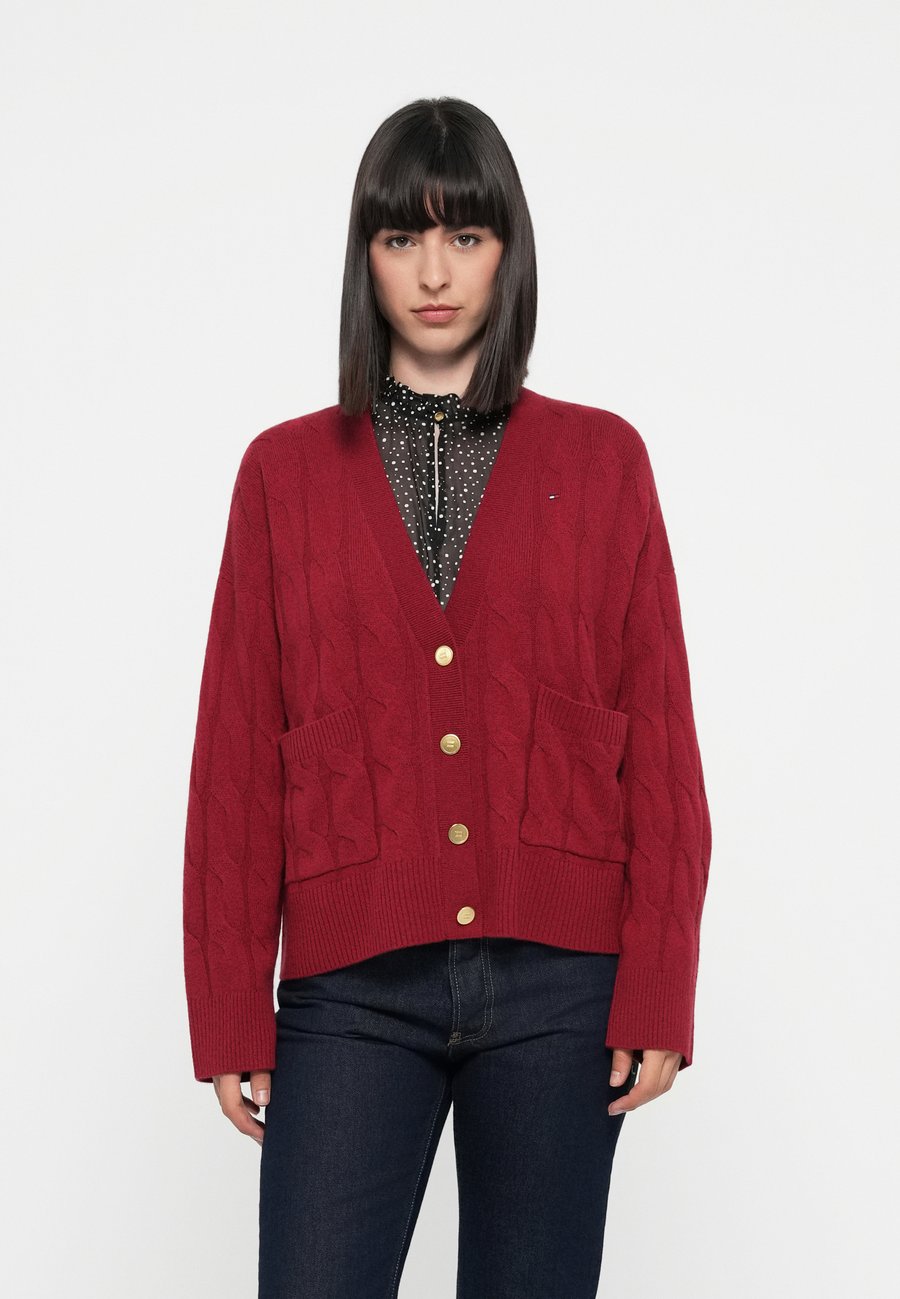 Кардиган Tommy Hilfiger SOFT CABLE CARDI, Regatta Red/Red
Кардиган Tommy Hilfiger SOFT CABLE CARDI, Regatta Red/Red