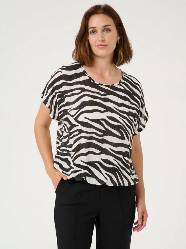 Блузка с коротким рукавом цвета янтарной зебры KAFFE, цвет Black/Chalk
Блузка с коротким рукавом цвета янтарной зебры KAFFE, цвет Black/Chalk