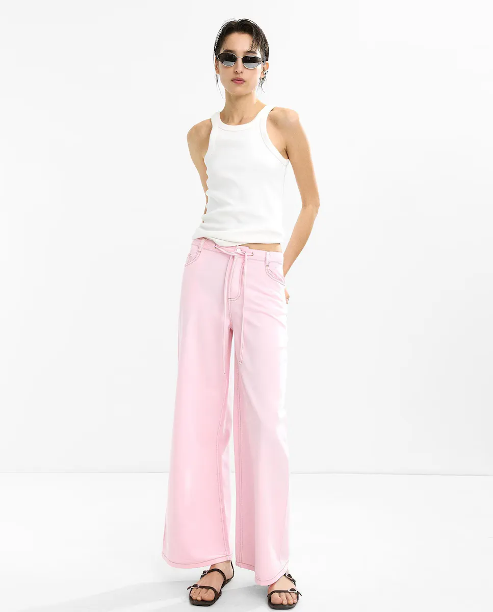 Женские ковбойские джинсы с декоративными строчками в однотонном исполнении Parfois, розовый
Женские ковбойские джинсы с декоративными строчками в однотонном исполнении Parfois, розовый