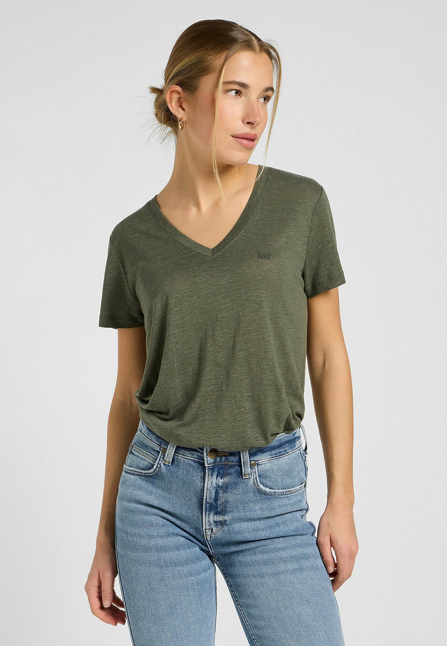 Футболка Lee SHORT SLEEVE V NECK REGULAR FIT, Oak Moss/Dark Green, Зеленый, Футболка Lee SHORT SLEEVE V NECK REGULAR FIT, Oak Moss/Dark Green
Футболка Lee SHORT SLEEVE V NECK REGULAR FIT, Oak Moss/Dark Green, Зеленый, Футболка Lee SHORT SLEEVE V NECK REGULAR FIT, Oak Moss/Dark Green