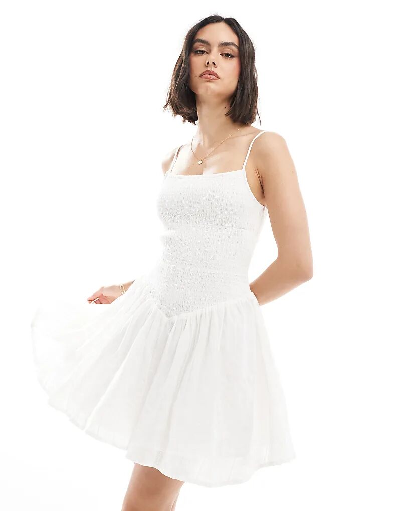 Короткое платье Stradivarius на бретельках цвета экрю
Короткое платье Stradivarius на бретельках цвета экрю