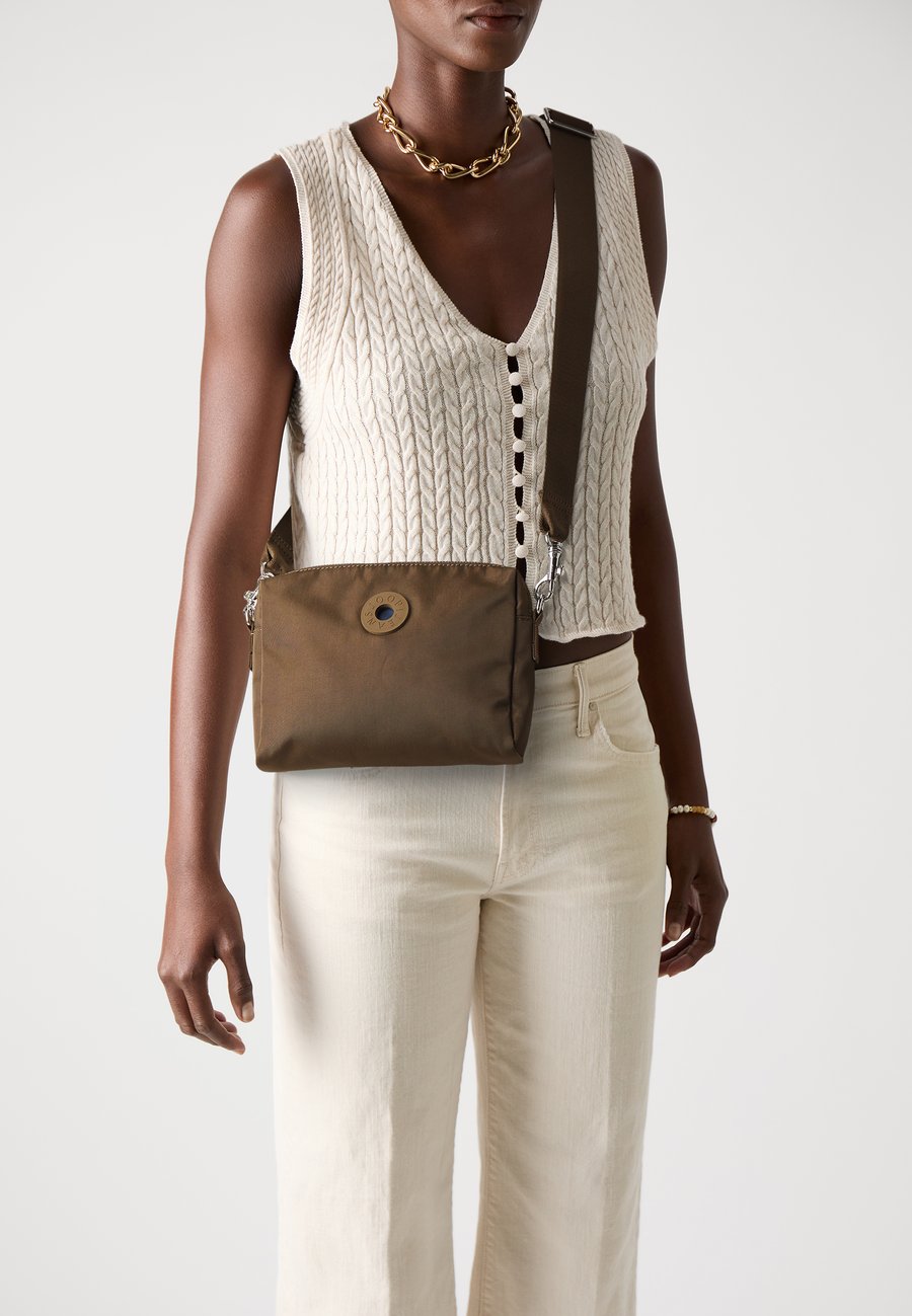 Сумка кросс-боди JOOP! Jeans GIOCOSO 1.0 LORETTA SHOULDER, Dark Olive/Khaki
Сумка кросс-боди JOOP! Jeans GIOCOSO 1.0 LORETTA SHOULDER, Dark Olive/Khaki