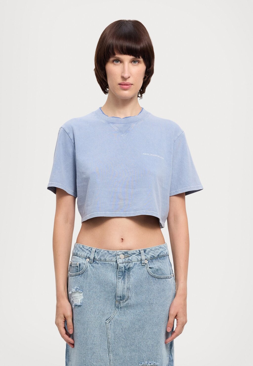 Принт на футболке KJERAG DENIM FADE CROP TEE Holzweiler, светло-голубой
Принт на футболке KJERAG DENIM FADE CROP TEE Holzweiler, светло-голубой