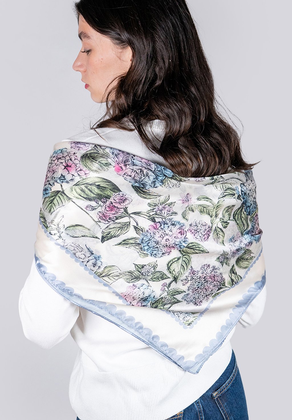 Шарф HYDRANGEAS SQUARE FABLE ENGLAND, молочный
Шарф HYDRANGEAS SQUARE FABLE ENGLAND, молочный