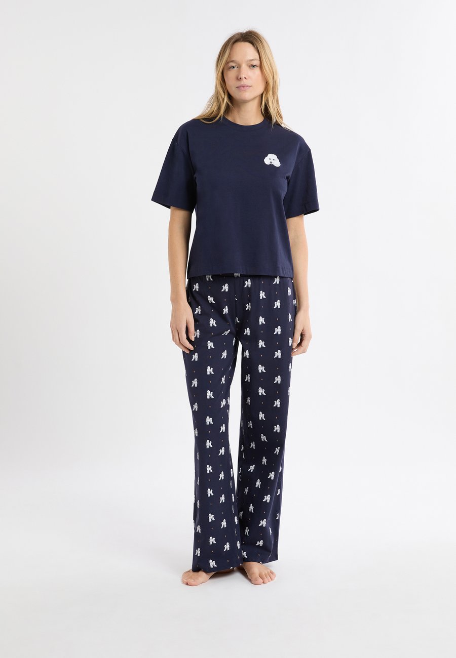 Пижамный комплект Etam HUGY SET, Dark Blue Printed/Dark Blue
Пижамный комплект Etam HUGY SET, Dark Blue Printed/Dark Blue