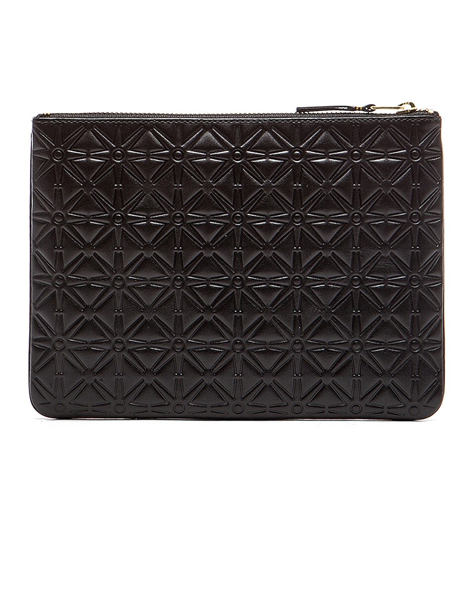 Клатч с тиснением звезды Comme Des Garcons, черный
Клатч с тиснением звезды Comme Des Garcons, черный