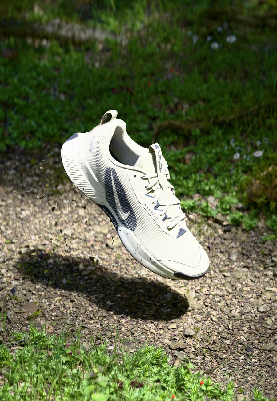 Кроссовки Nike Performance JUNIPER 3, Light Bone/Midnight Navy/Summit White/Beige
Кроссовки Nike Performance JUNIPER 3, Light Bone/Midnight Navy/Summit White/Beige