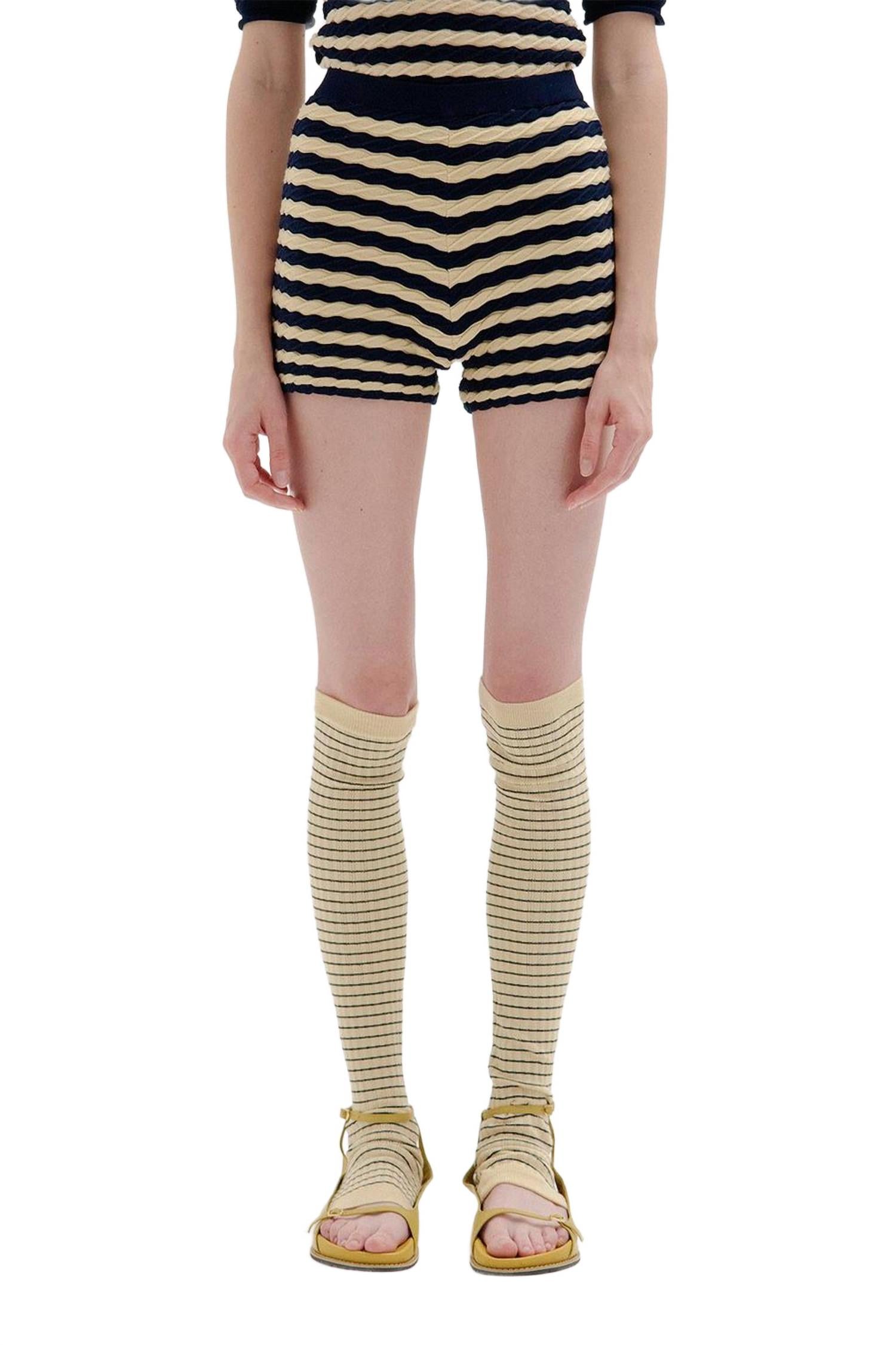 Sies Текстурированные вязаные шорты в бежево-синюю полоску EENK
Sies Текстурированные вязаные шорты в бежево-синюю полоску EENK