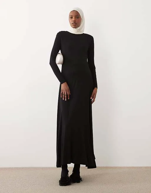 Черное платье с длинными рукавами IAAL
Черное платье с длинными рукавами IAAL