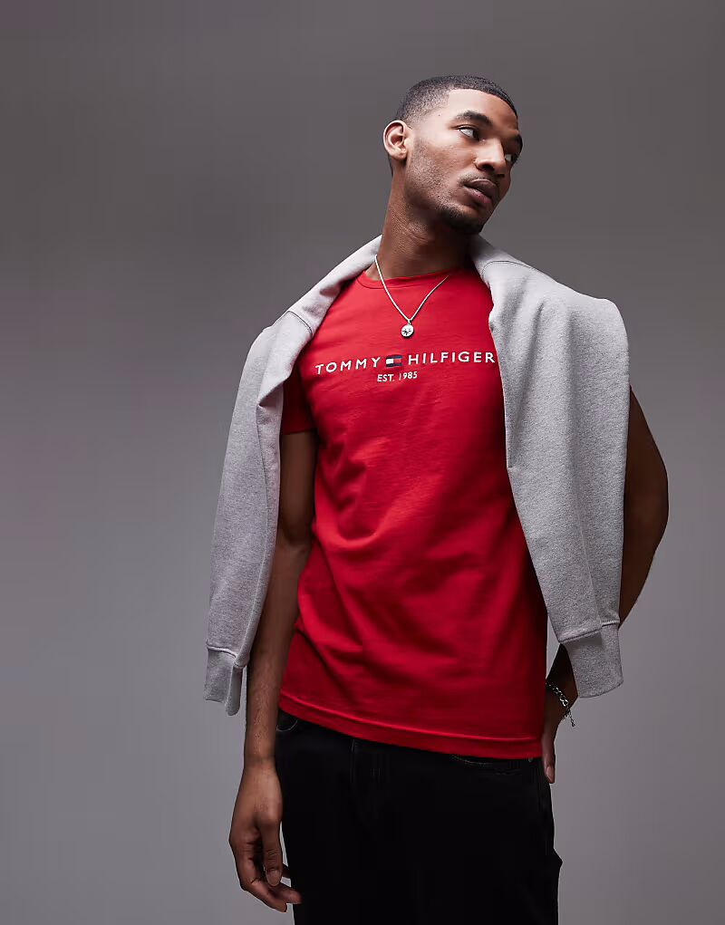 Футболка с логотипом Tommy Hilfiger красного цвета
Футболка с логотипом Tommy Hilfiger красного цвета