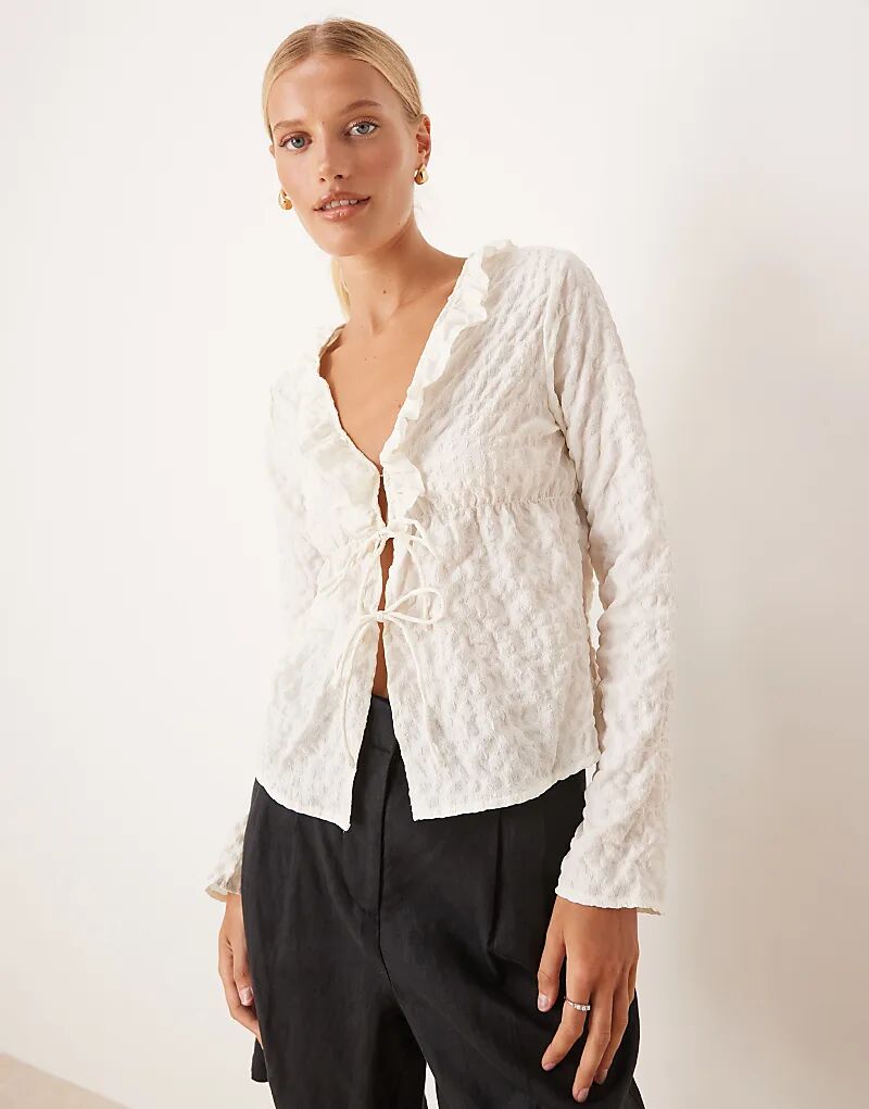 Блузка Brave Soul из сирсакера с оборкой на воротнике и завязкой спереди, кремового цвета 
Блузка Brave Soul из сирсакера с оборкой на воротнике и завязкой спереди, кремового цвета