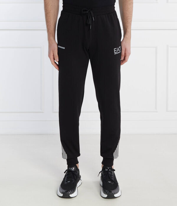 Штаны спортивные Ea7 Regular Fit с полосками на штанине, черный
Штаны спортивные Ea7 Regular Fit с полосками на штанине, черный