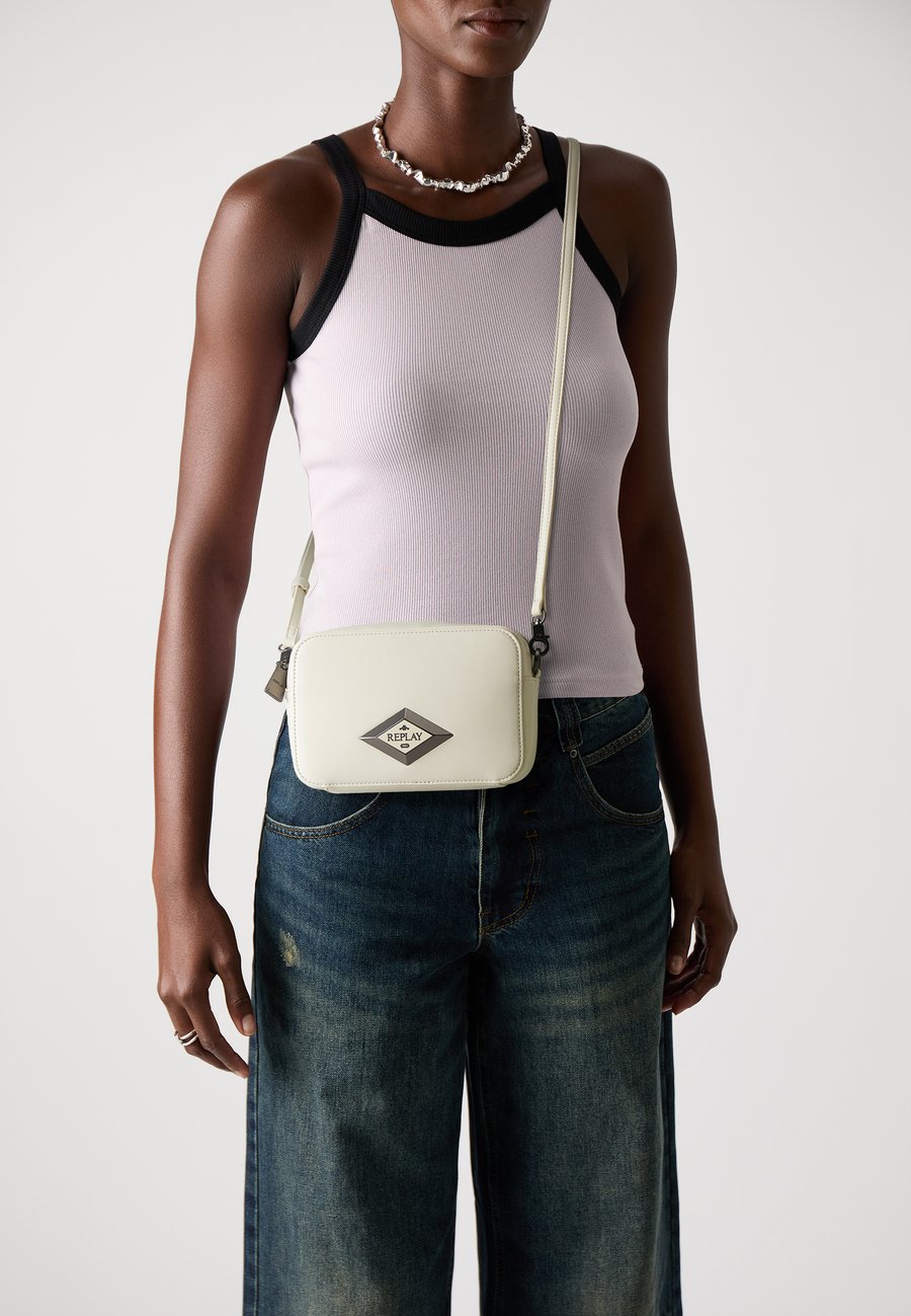 Сумка кросс-боди Replay CAPRI RHOMBUS CAMERA BAG, White Smoke/Off-White
Сумка кросс-боди Replay CAPRI RHOMBUS CAMERA BAG, White Smoke/Off-White