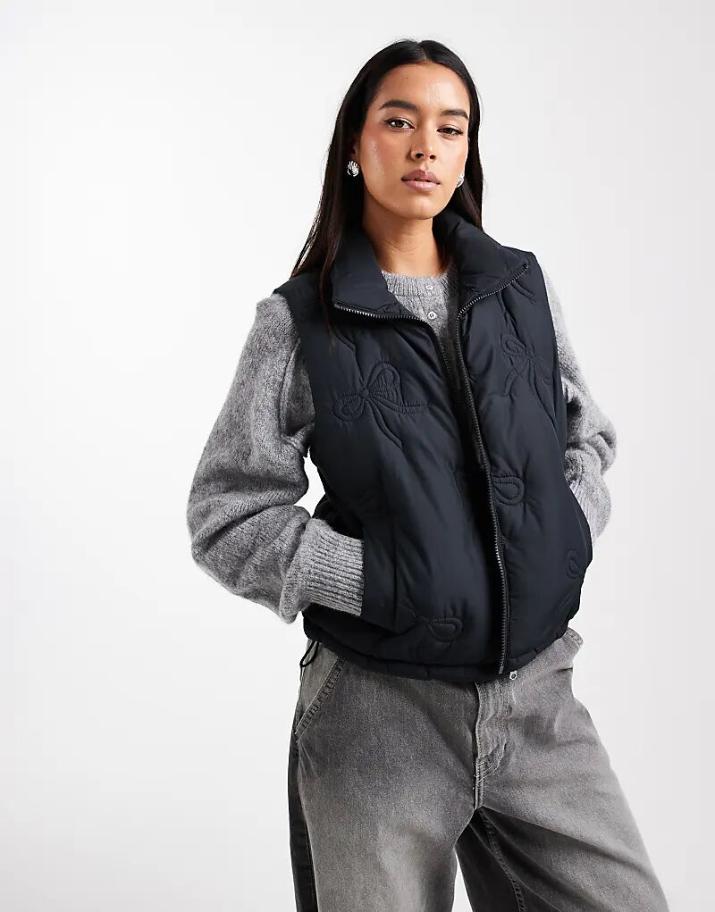 Нейлоновый стеганый жилет Hollister с бантом черного цвета
Нейлоновый стеганый жилет Hollister с бантом черного цвета