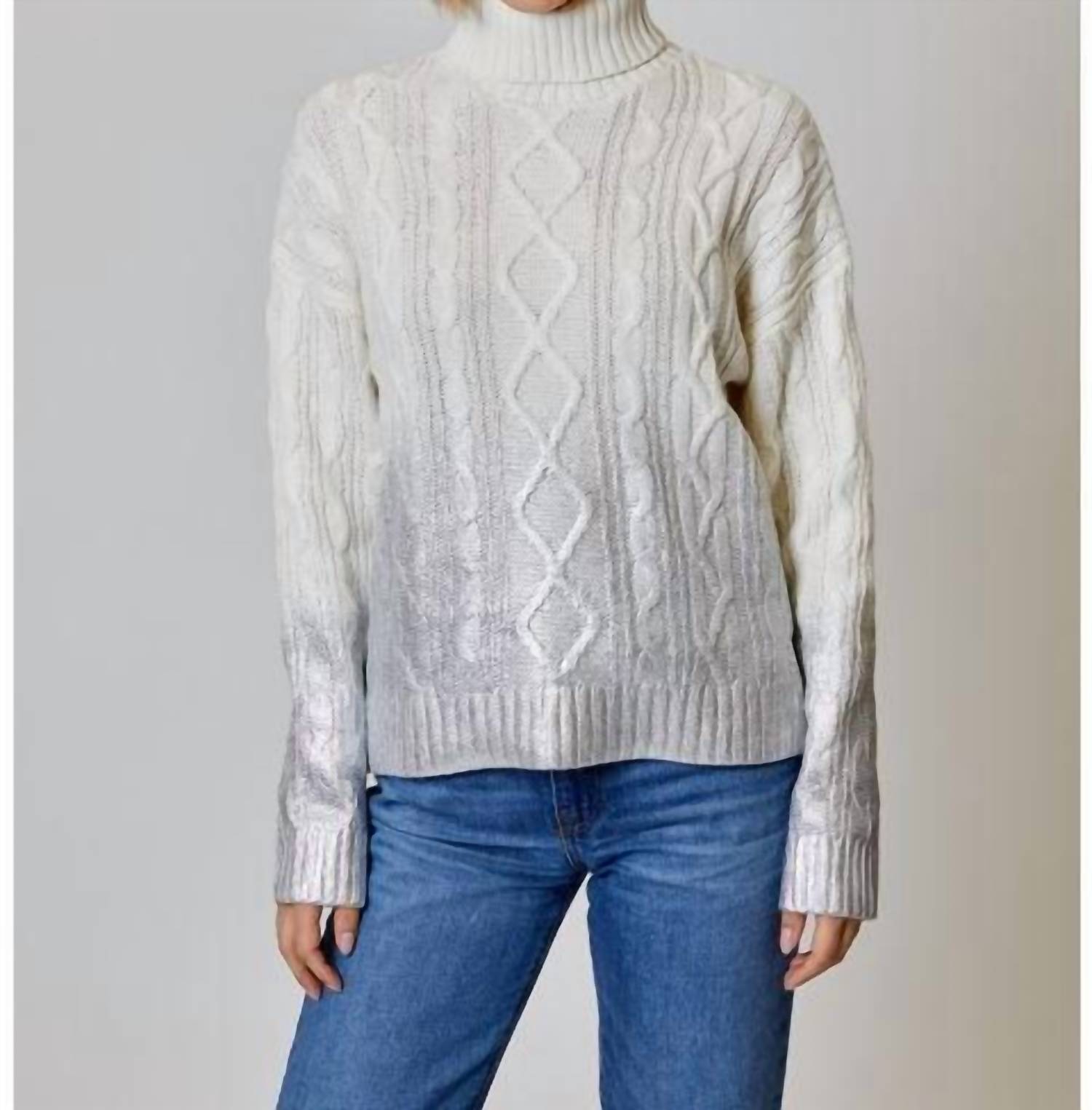 Свитер с воротником-стойкой и фольгой белого и серебристого цветов Design History
Свитер с воротником-стойкой и фольгой белого и серебристого цветов Design History