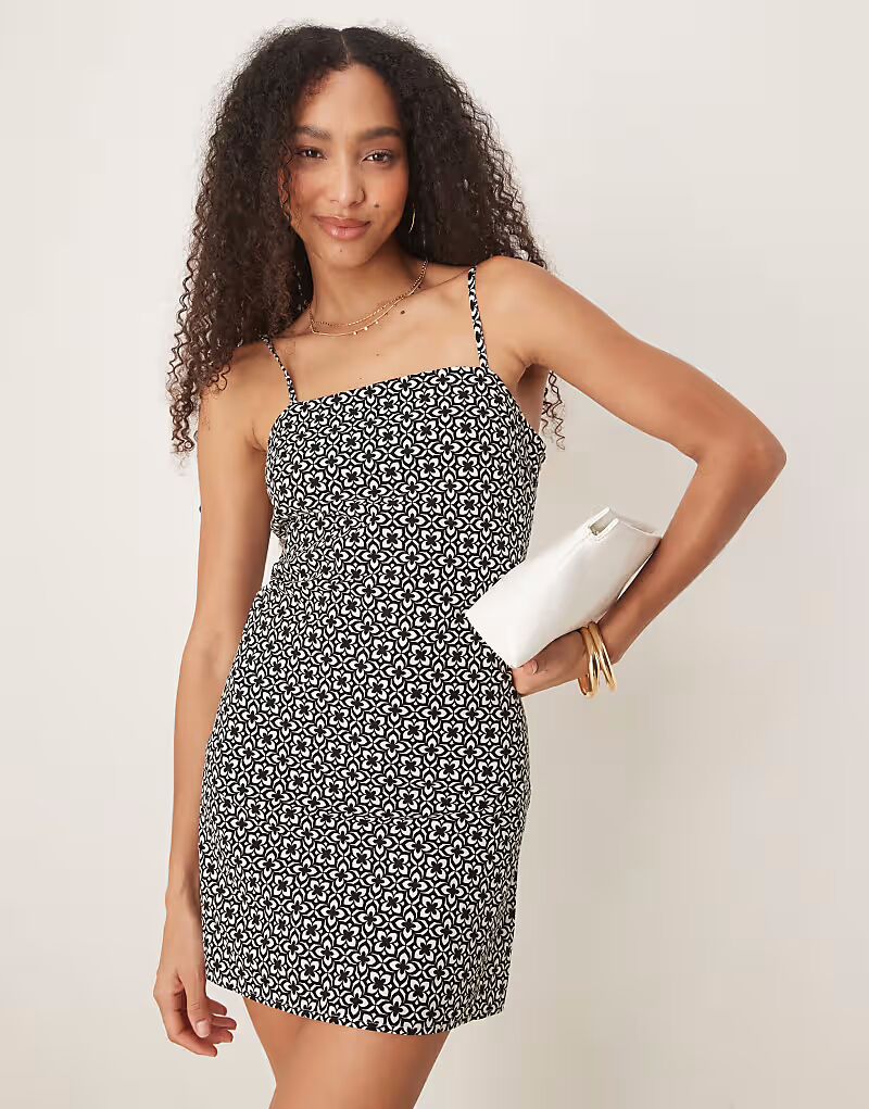 Платье мини-шифона Nobody's Child Palma с монохромным геометрическим принтом
Платье мини-шифона Nobody's Child Palma с монохромным геометрическим принтом
