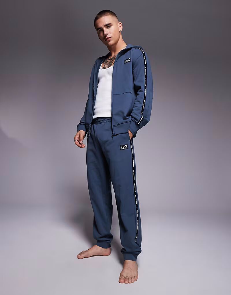 Джоггеры Armani EA7 с манжетами и логотипом на ленте темно-серого цвета
Джоггеры Armani EA7 с манжетами и логотипом на ленте темно-серого цвета