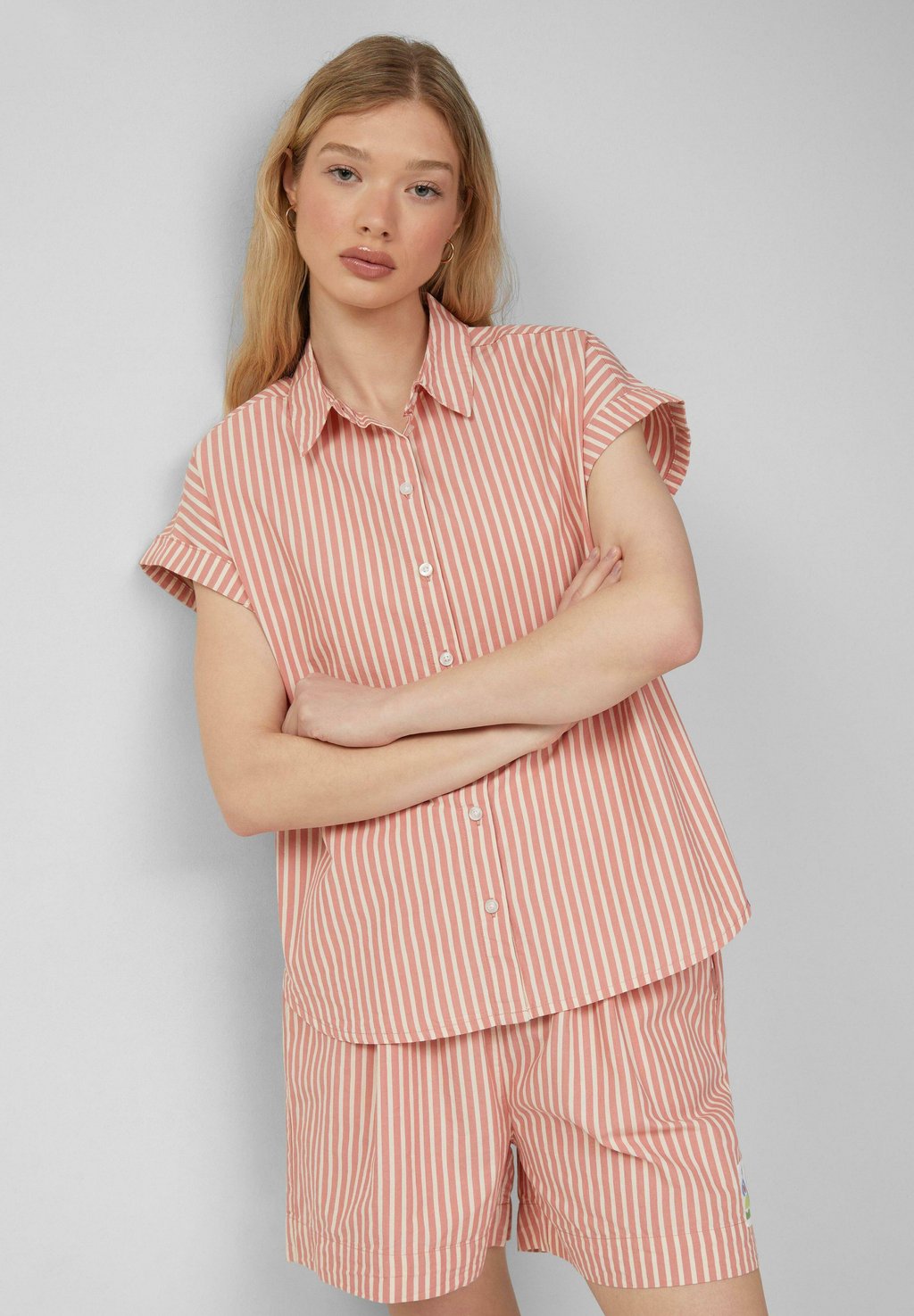 Блузка на пуговицах STREIFEN MIT ÜBERSCHNITTENEN SCHULTERN QS, лосось 
Блузка на пуговицах STREIFEN MIT ÜBERSCHNITTENEN SCHULTERN QS, лосось