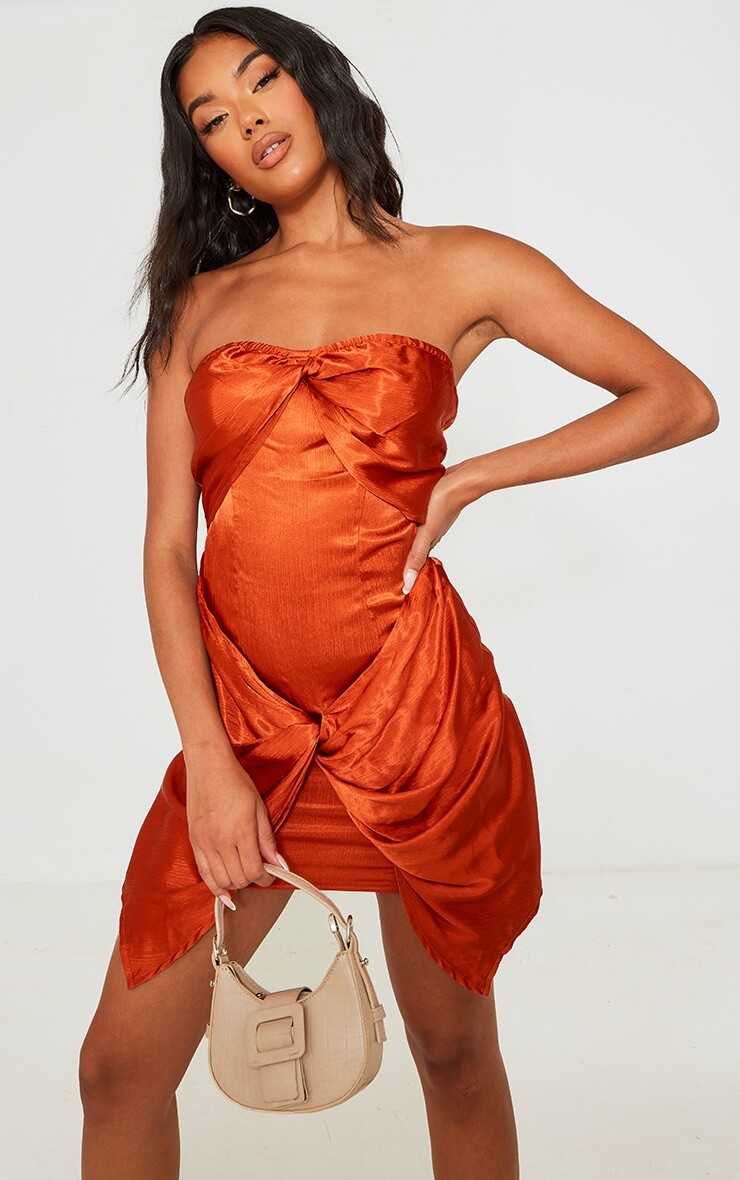 PrettyLittleThing Облегающее платье-бандо из фактурного атласа цвета ржавчины с закрученными деталями
PrettyLittleThing Облегающее платье-бандо из фактурного атласа цвета ржавчины с закрученными деталями