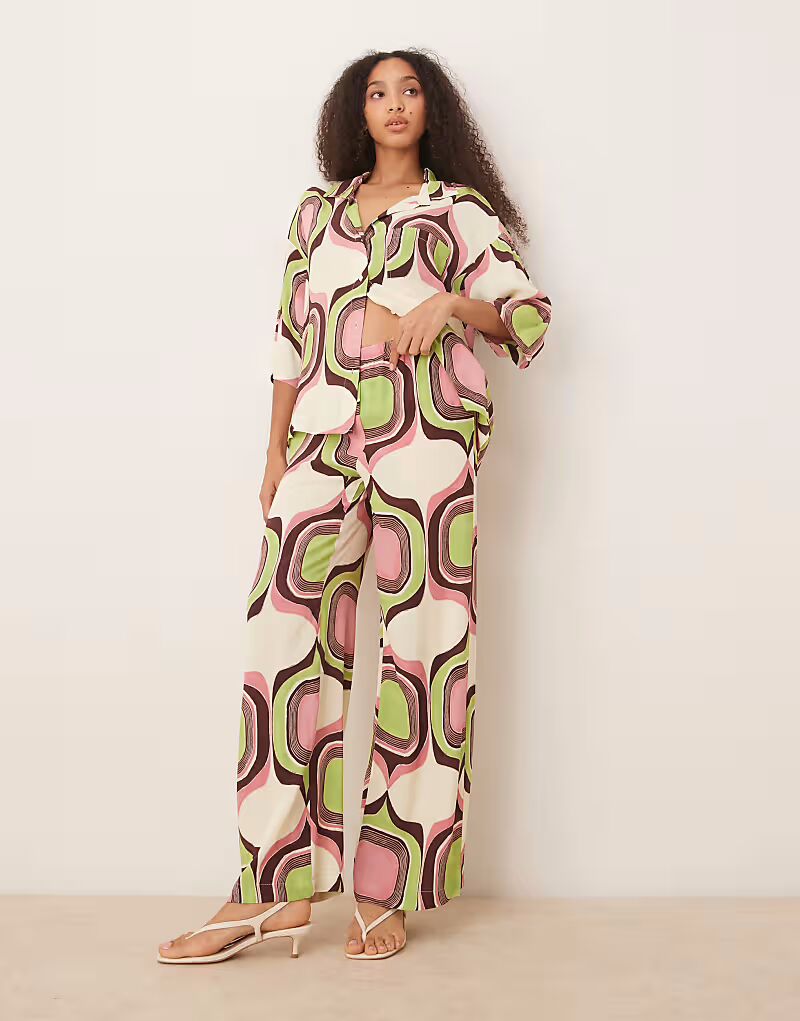 Широкие брюки Mango бежевого цвета с абстрактным ретро-геометрическим принтом
Широкие брюки Mango бежевого цвета с абстрактным ретро-геометрическим принтом