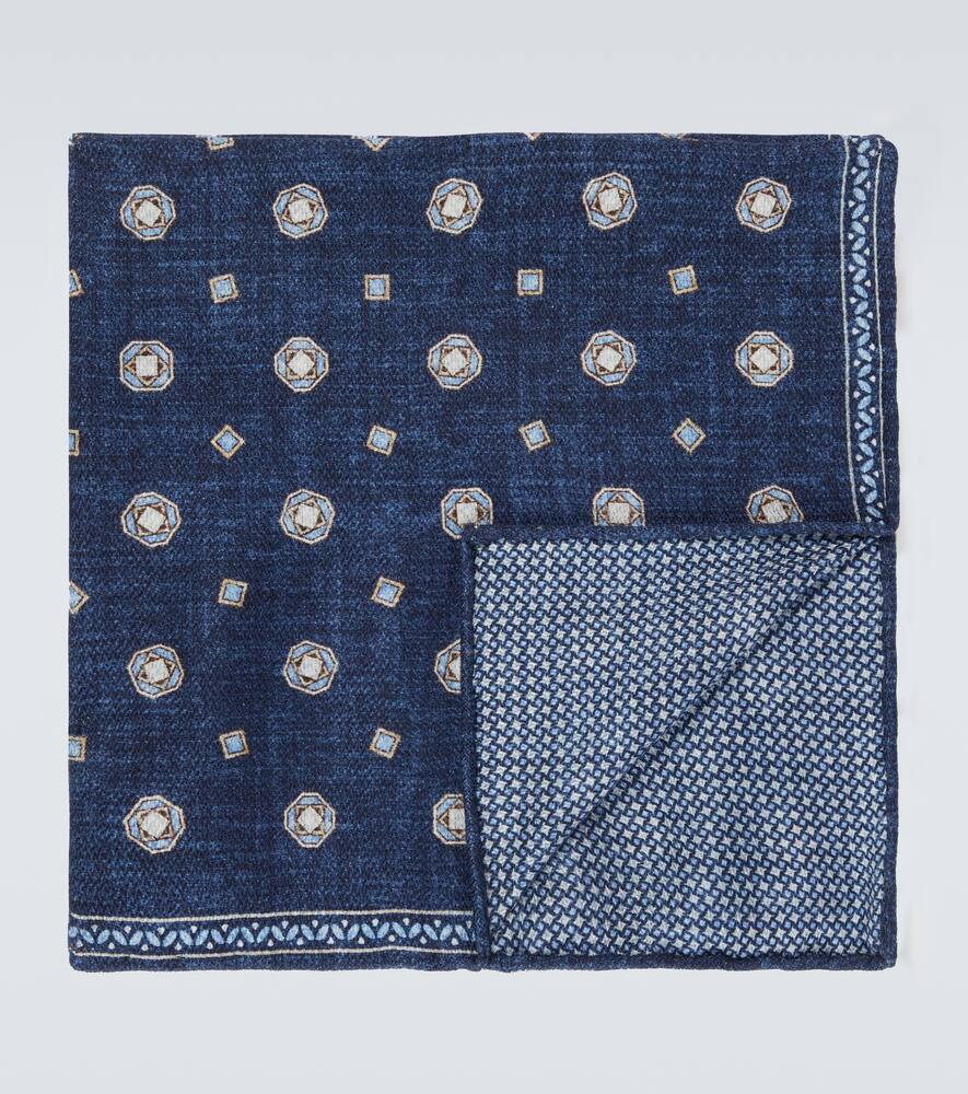 Шёлковый носовой платок Brunello Cucinelli, Blu Colorato+Polvere
Шёлковый носовой платок Brunello Cucinelli, Blu Colorato+Polvere