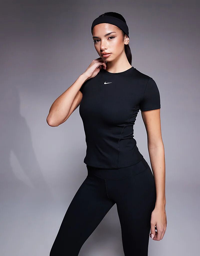 Футболка Nike One Training облегающего кроя черного цвета
Футболка Nike One Training облегающего кроя черного цвета