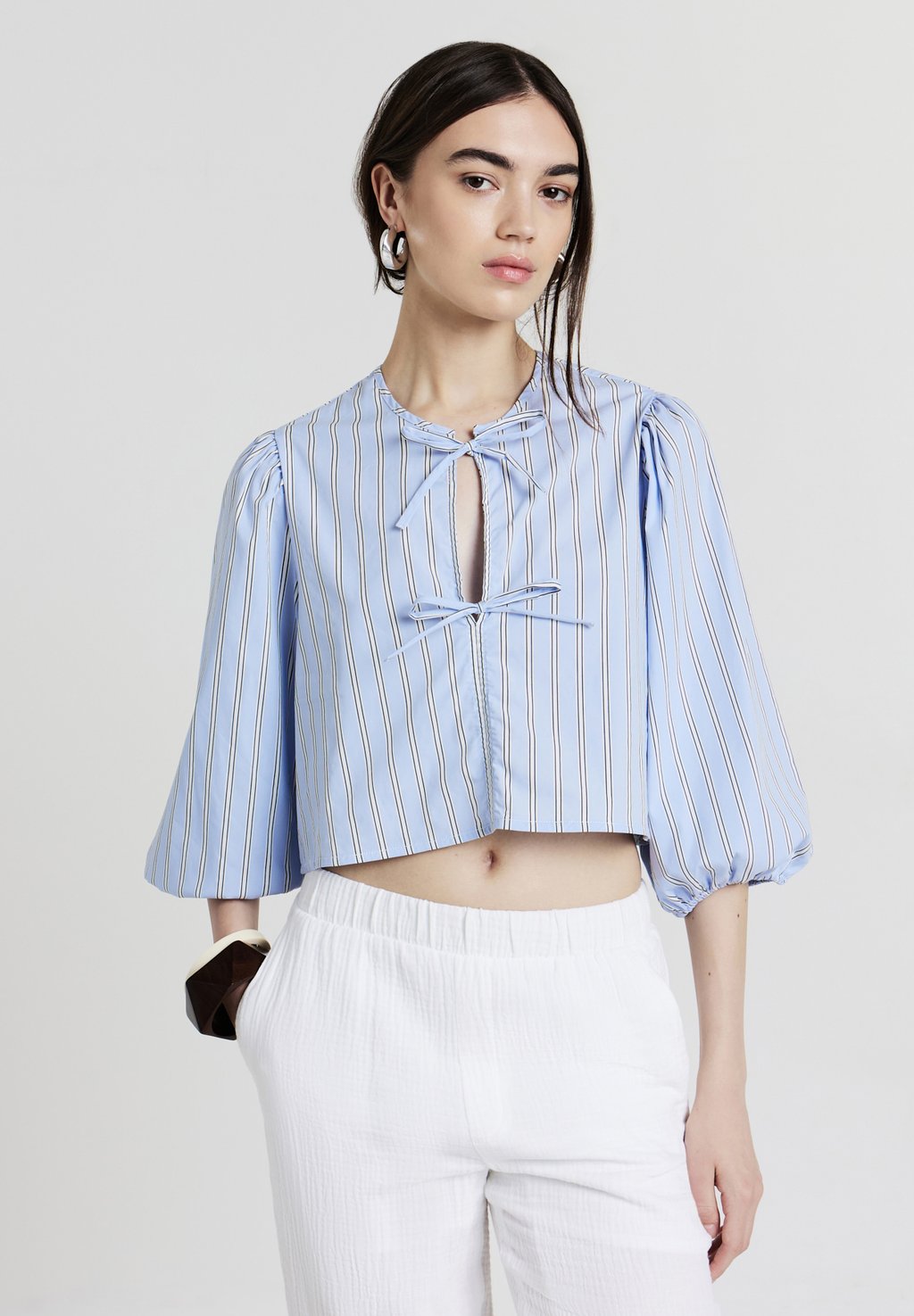 Блуза FIOCCHETTI MANICHE A PALLONCINO Calliope, светло-голубой
Блуза FIOCCHETTI MANICHE A PALLONCINO Calliope, светло-голубой