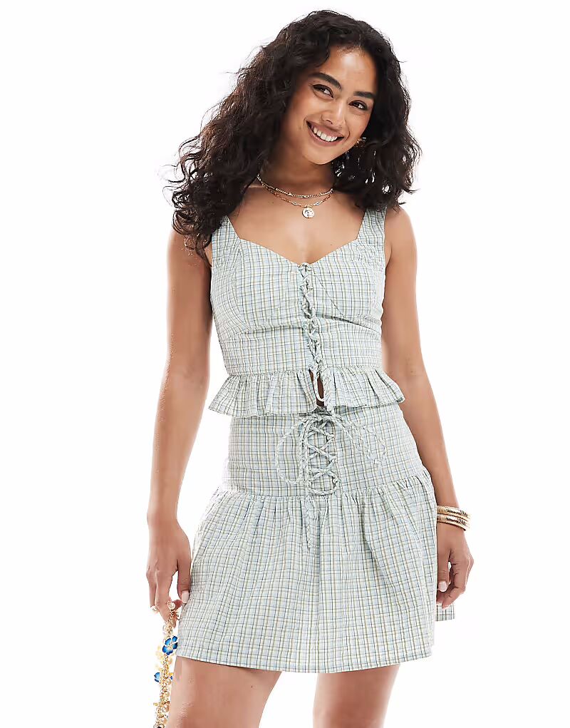 Комбинируемый топ New Look в клетку с кружевным передником зеленого цвета
Комбинируемый топ New Look в клетку с кружевным передником зеленого цвета