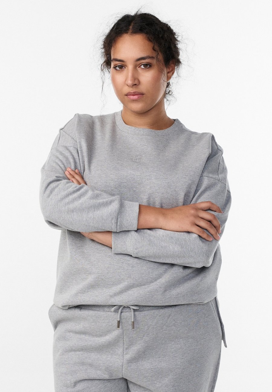 Толстовка Active by Zizzi MIT SCHLITZEN UND GLITZERFADEN, Medium Grey Melange/Mottled Grey
Толстовка Active by Zizzi MIT SCHLITZEN UND GLITZERFADEN, Medium Grey Melange/Mottled Grey