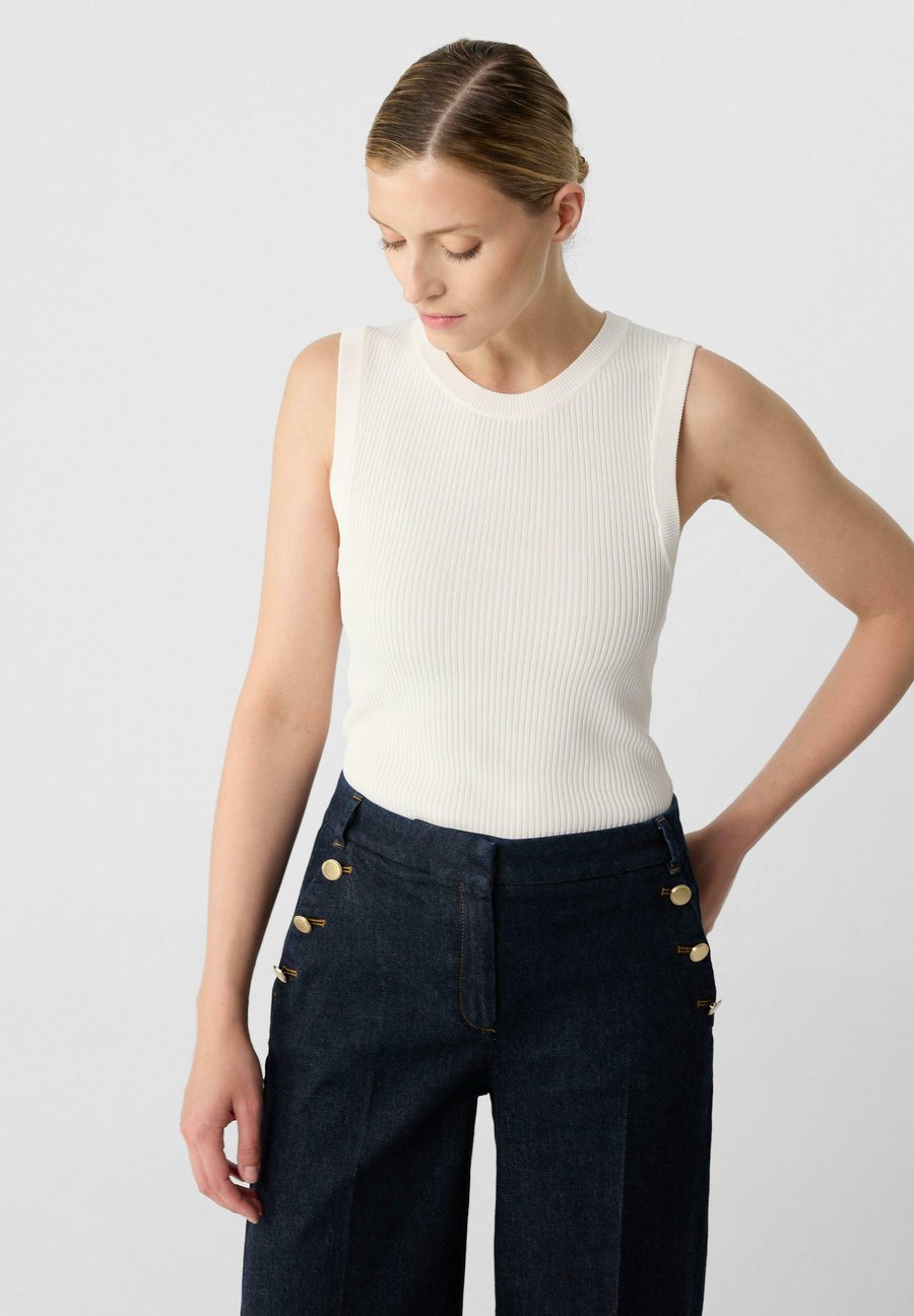 Топ comma GERIPPTES AUS IM SLIM FIT, Weiß/White
Топ comma GERIPPTES AUS IM SLIM FIT, Weiß/White