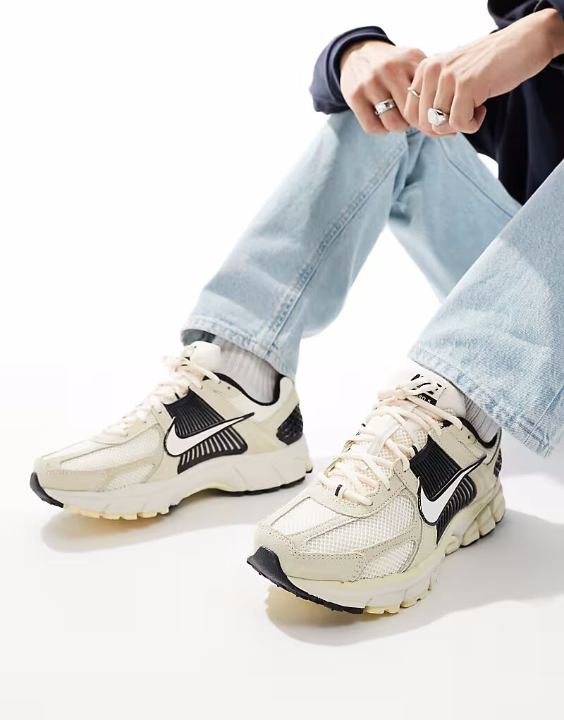 Кроссовки Nike Zoom Vomero 5 кремового и черного цветов
Кроссовки Nike Zoom Vomero 5 кремового и черного цветов